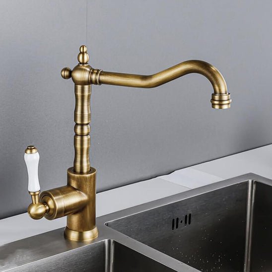 robinet-cuisine-moderne-puissant-dans-la-cuisine