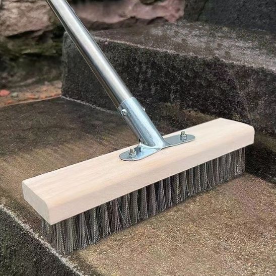 Balais-brosse-metallique-ergonomique-qui-assure-le-nettoyage-de-votre-maison