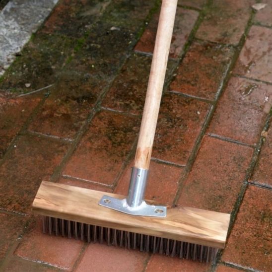 Balais-brosse-metallique-pour-rendre-plancher-brillant