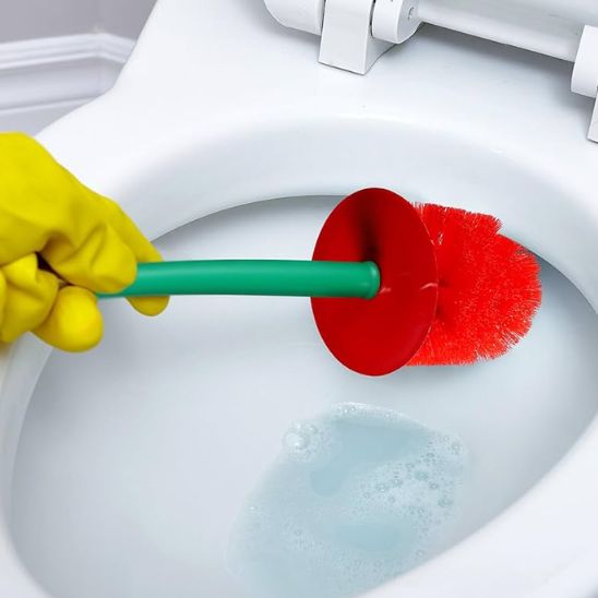 Brosse-toilette-magique-ne-laisse-aucune-trace-sur-surface-nettoyee.