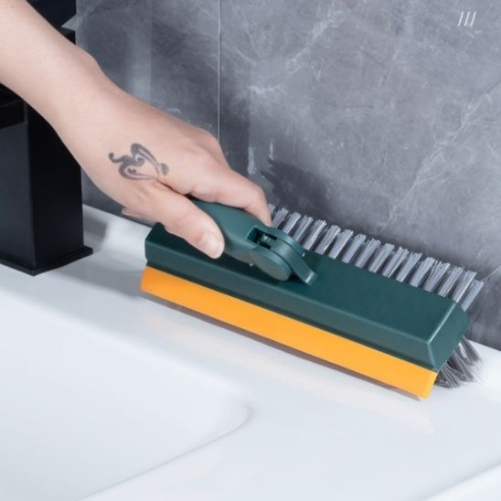 balai brosse nettoyeur a main pour un ménage reussit  