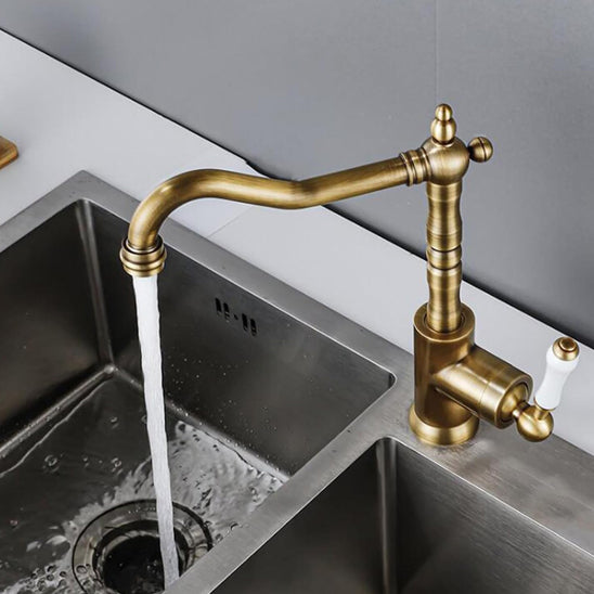 robinet-cuisine-moderne-offre-un-debit-d_eau-puissant